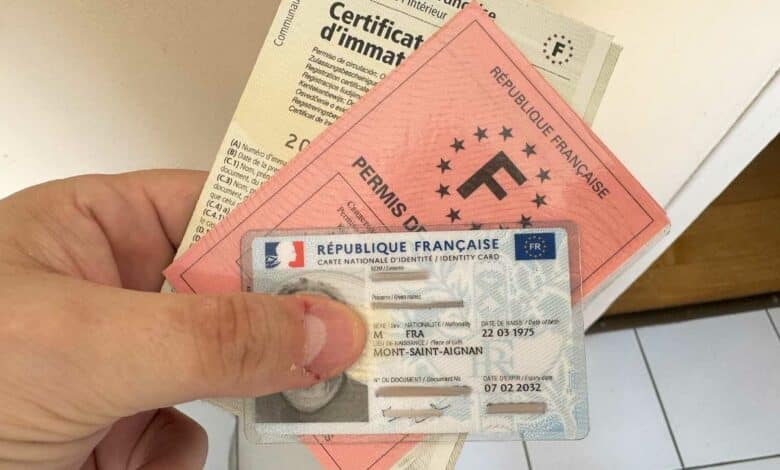 Des documents officiels.