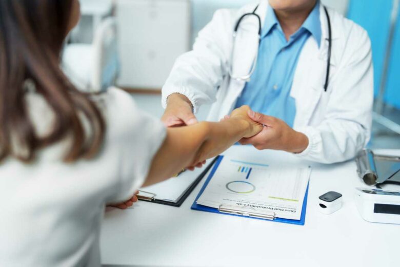 Un médecin ausculte un patient.