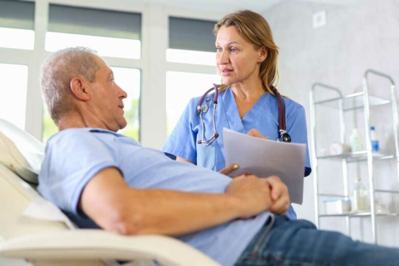Une femme examine un patient.