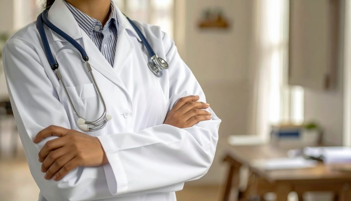 Un médecin en blouse blanche.