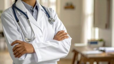 Un médecin en blouse blanche.