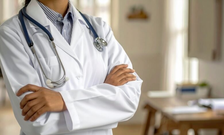 Un médecin en blouse blanche.