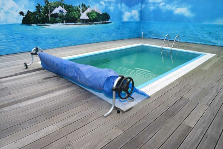 Une piscine de petite taille.