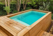 Une piscine dans un jardin.