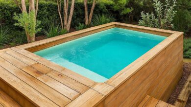 Une piscine dans un jardin.