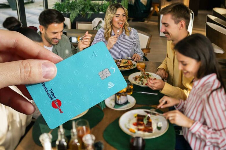 Paiement du restaurant avec un titre repas en format carte de crédit.