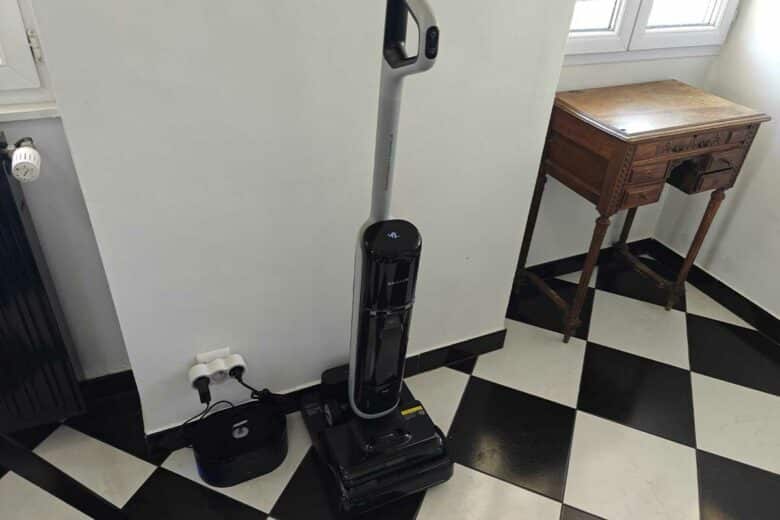 L'aspirateur sur son socle.