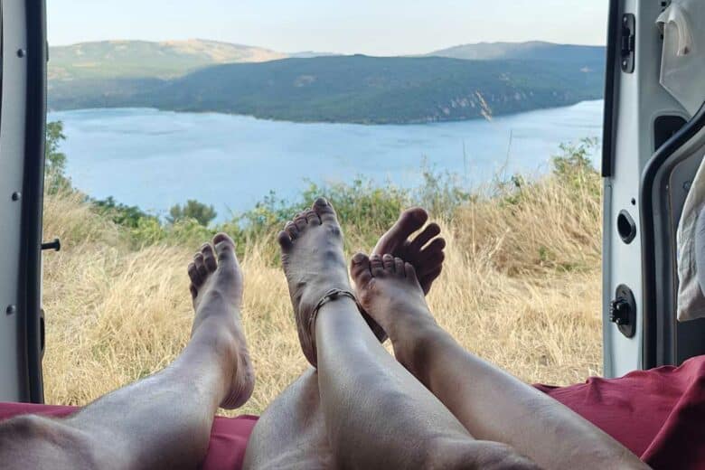 Les pieds dans la nature.
