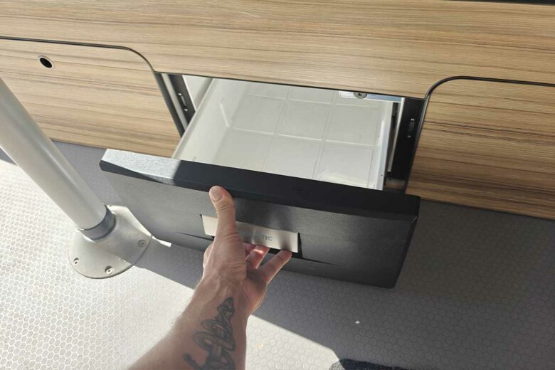 Un mini frigo très pratique, mais au positionnement perfectible.