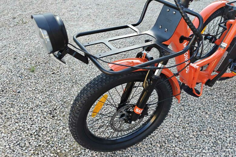 J'ai opté pour le plateau à l'avant, pour transporter de plus gros colis.