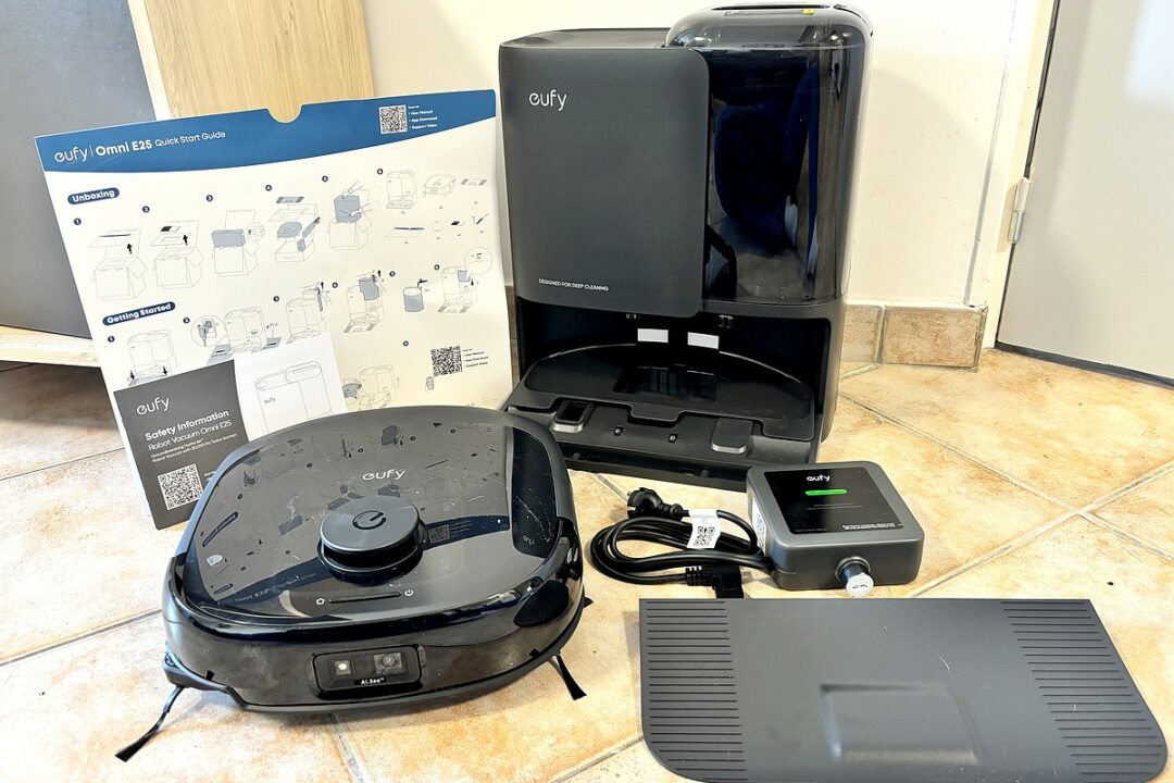 Déballage complet du Eufy Omni E25, avec sa station d’accueil, ses accessoires et son guide de démarrage rapide.