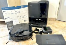 Déballage complet du Eufy Omni E25, avec sa station d’accueil, ses accessoires et son guide de démarrage rapide.