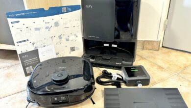 Déballage complet du Eufy Omni E25, avec sa station d’accueil, ses accessoires et son guide de démarrage rapide.