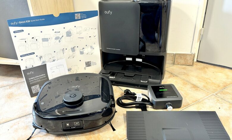 Déballage complet du Eufy Omni E25, avec sa station d’accueil, ses accessoires et son guide de démarrage rapide.