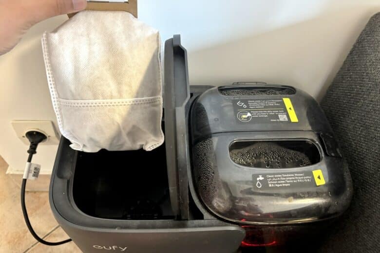 Réservoirs et sac à poussière du Eufy Omni E25 : l’un récupère l’eau sale, l’autre les déchets aspirés. Tout est accessible et facile à entretenir.