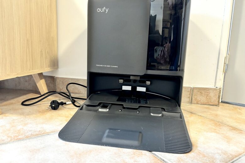 La station du Eufy Omni E25, conçue pour le nettoyage en profondeur, le séchage et le remplissage automatique.
