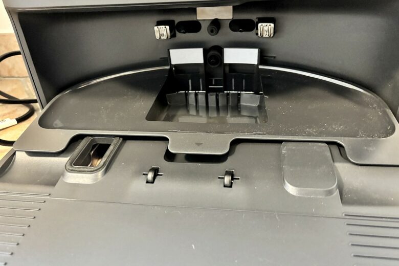 Détail de la station d’accueil du Eufy Omni E25, avec les éléments de connexion pour l’autonettoyage et le séchage.