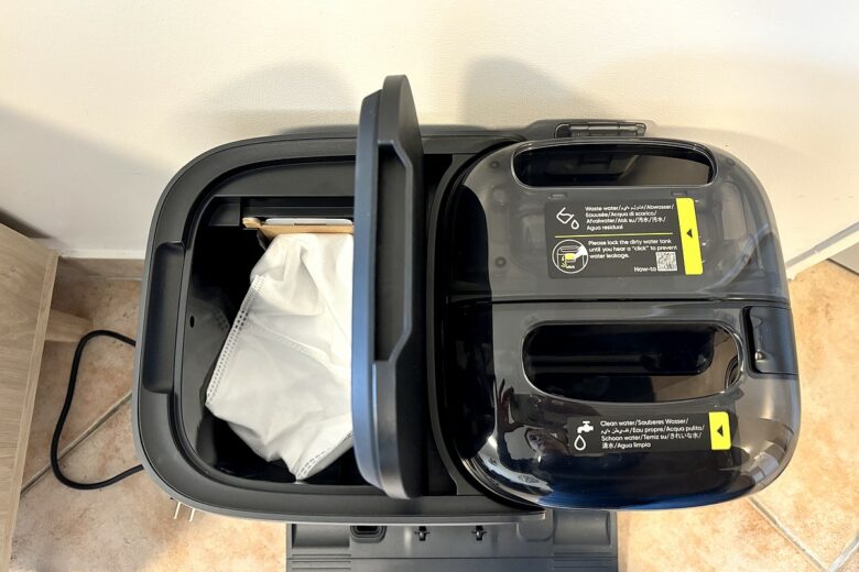 Compartiment supérieur de la station du Eufy Omni E25, avec le sac de récupération de poussière.