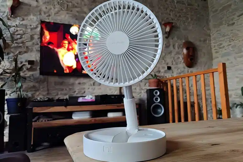 Un ventilateur portable fonctionne avec des batteries et peut généralement se brancher en USB.