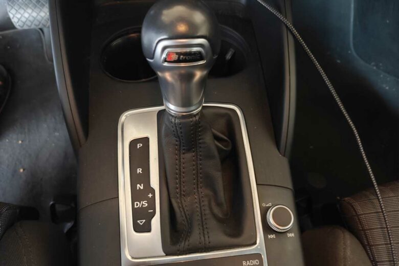 Le sélecteur de vitesse automatique d'une Audi A3.