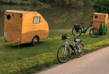Fahrrad-Campen propose une mini caravane en bois tractable par un vélo à la vente et à la location. Crédit photo : i:woody_on_tour (capture d'écran vidéo YouTube)