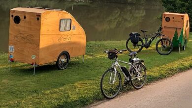 Fahrrad-Campen propose une mini caravane en bois tractable par un vélo à la vente et à la location. Crédit photo : i:woody_on_tour (capture d'écran vidéo YouTube)