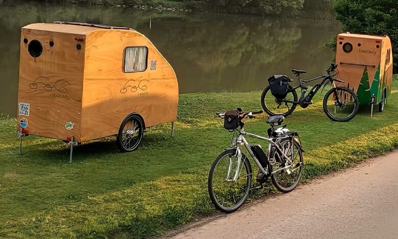 Fahrrad-Campen propose une mini caravane en bois tractable par un vélo à la vente et à la location. Crédit photo : i:woody_on_tour (capture d'écran vidéo YouTube)
