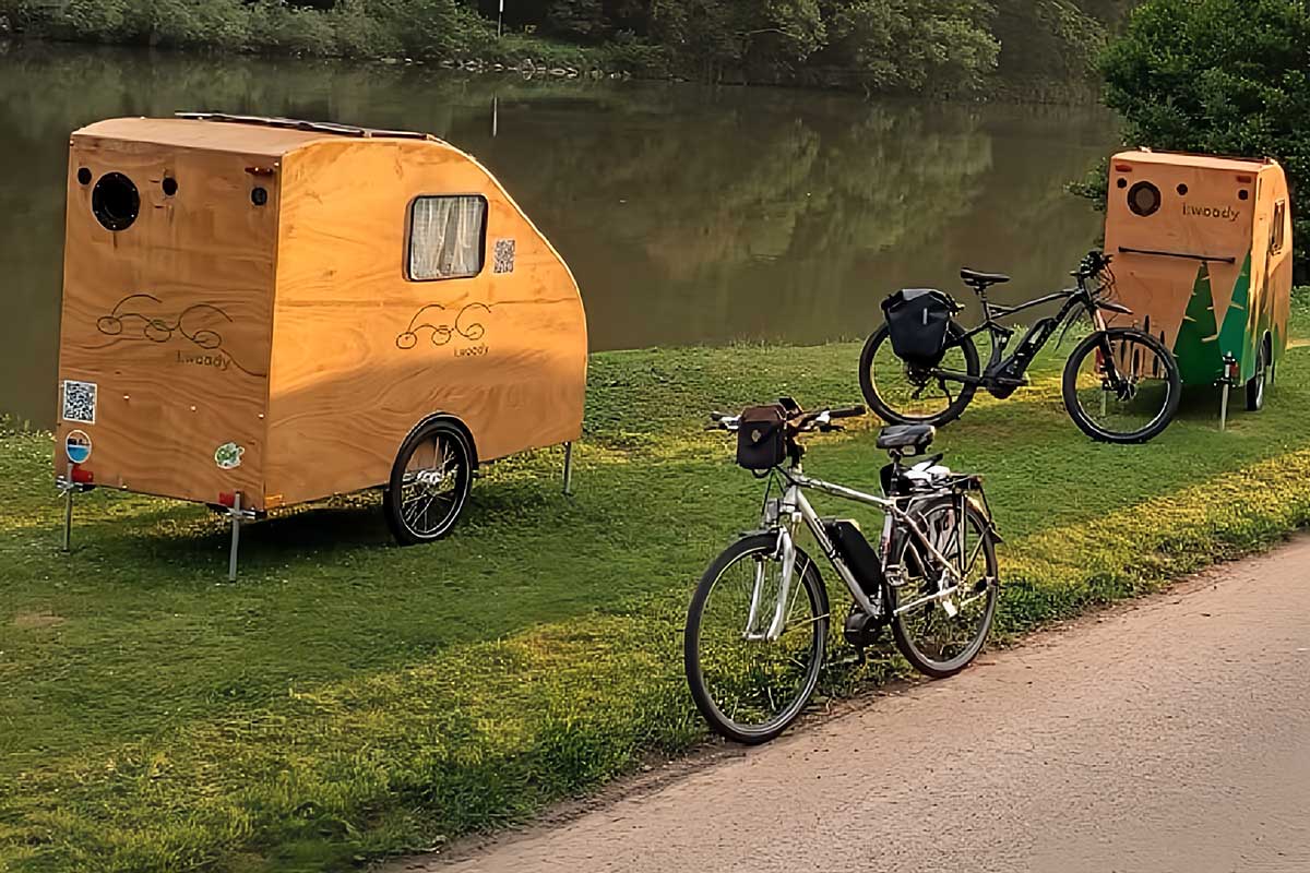 Fahrrad-Campen propose une mini caravane en bois tractable par un vélo à la vente et à la location. Crédit photo : i:woody_on_tour (capture d'écran vidéo YouTube)
