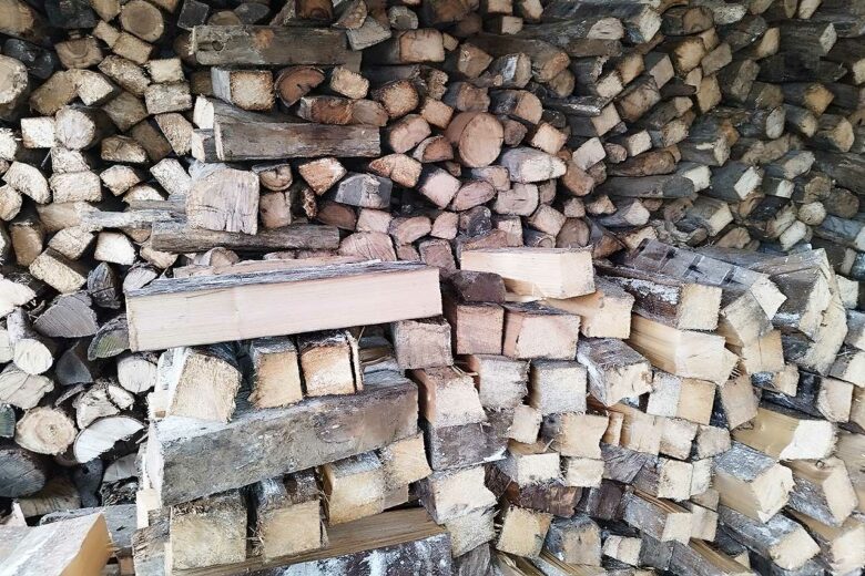 Stockage de bois sous abri.