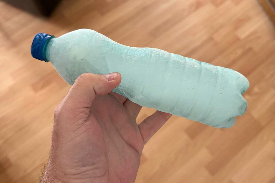 Une bouteille d'eau glacée.