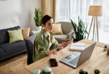 Une femme en télétravail à son bureau.