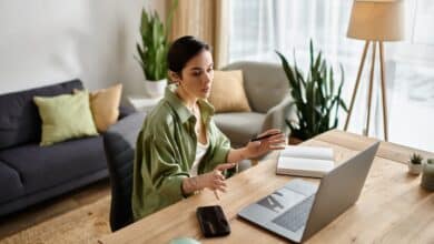 Une femme en télétravail à son bureau.