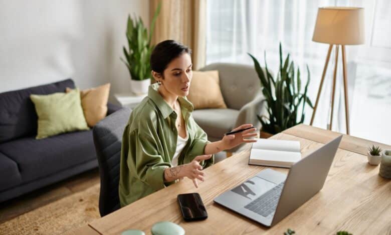 Une femme en télétravail à son bureau.