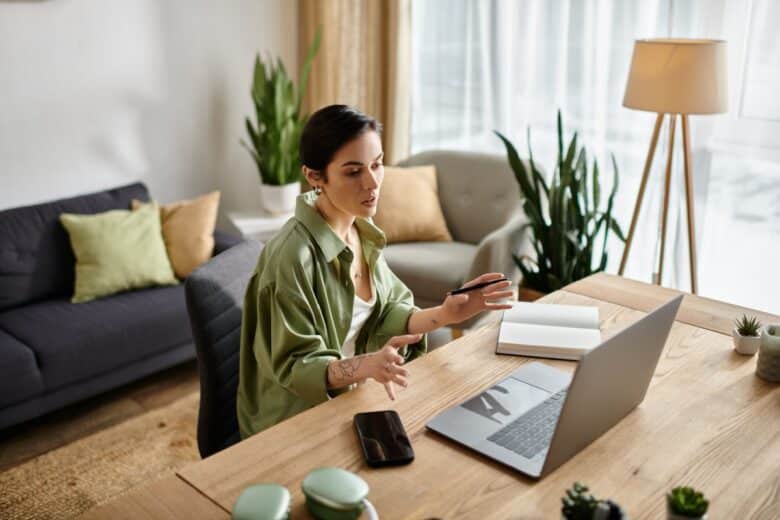 Une femme en télétravail à son bureau.