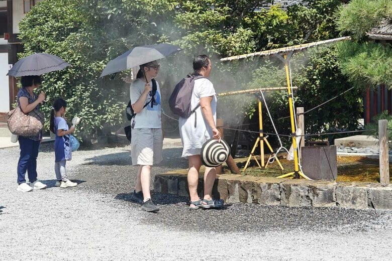 Des japonais se rafraichissent.