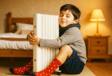 Un enfant fait un câlin à son chauffage d'appoint.