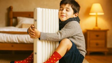 Un enfant fait un câlin à son chauffage d'appoint.