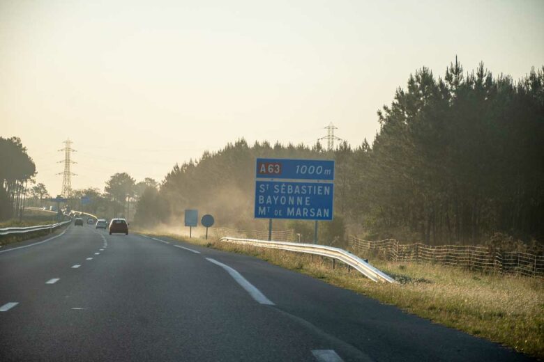 Une route au petit matin.