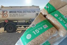 Un camion de livraison de fioul et une palette de pellets.