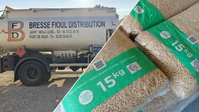 Un camion de livraison de fioul et une palette de pellets.