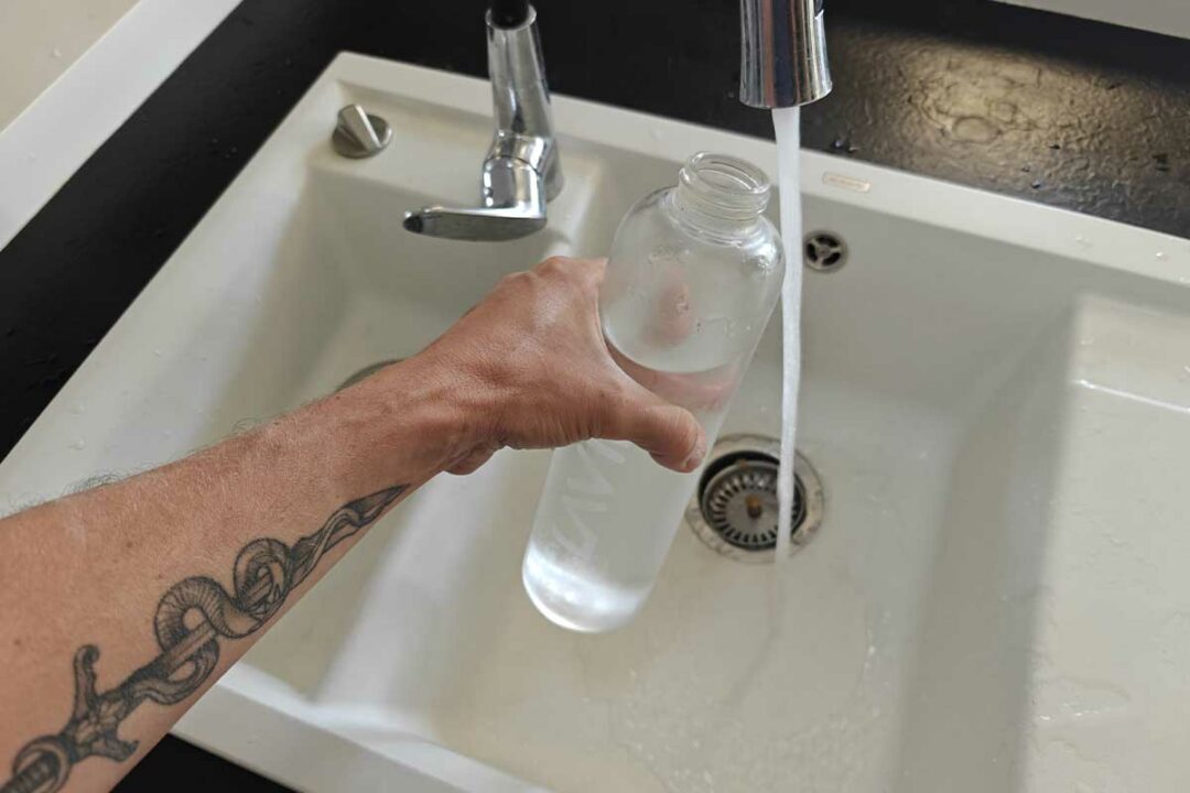 Notre eau du robinet est-elle polluée par des microplastiques ?