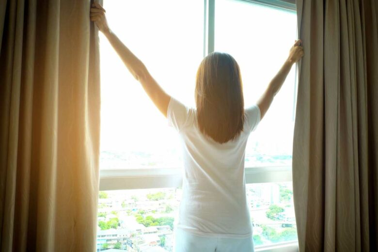 Une femme profite des rayons du soleil.
