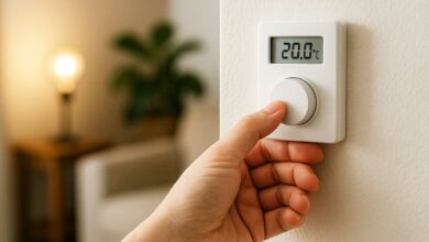 Une personne utilise son thermostat.
