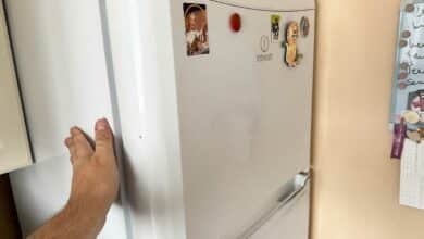 La main sur une paroi de frigo.