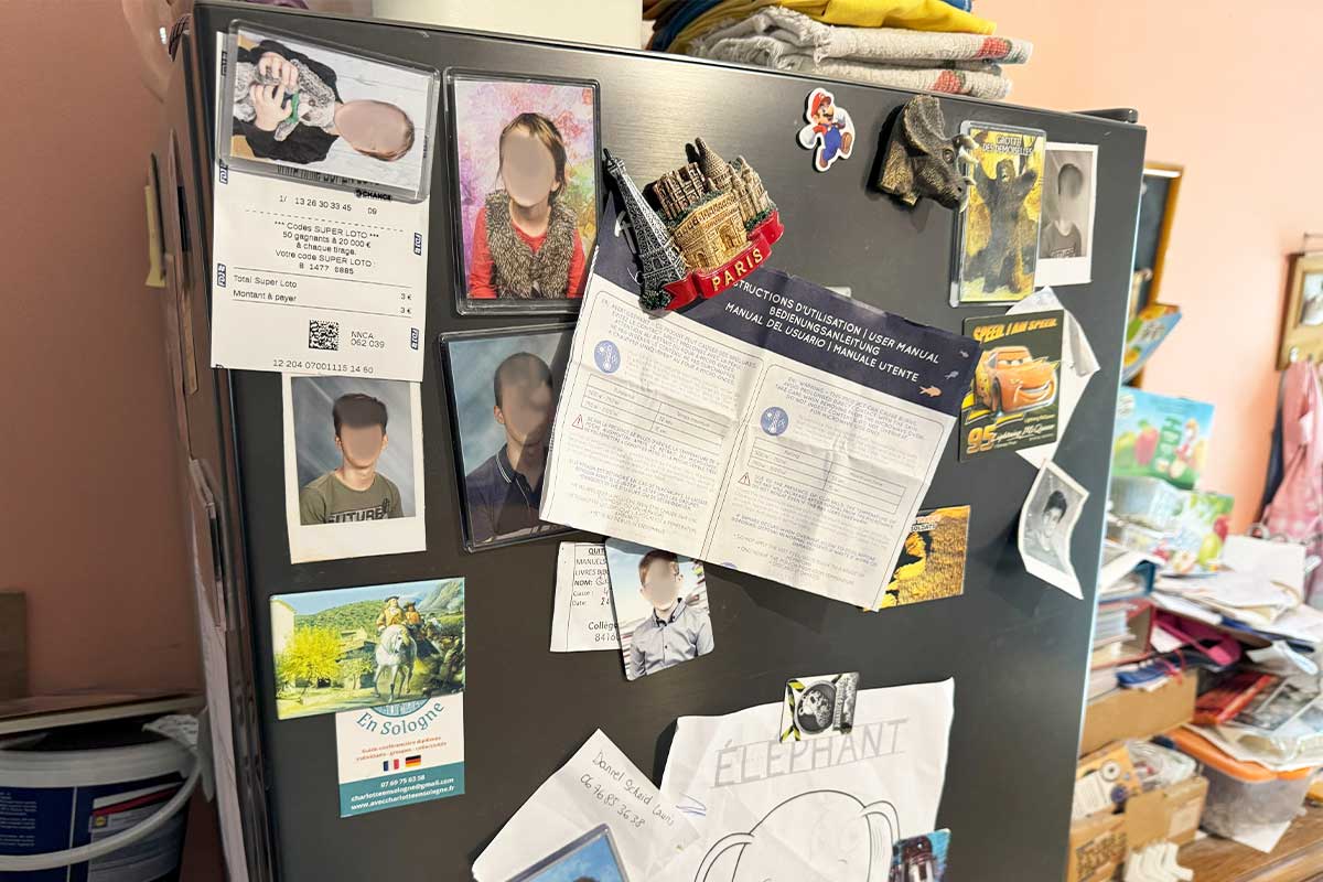 De nombreux magnets sur la porte du frigo.