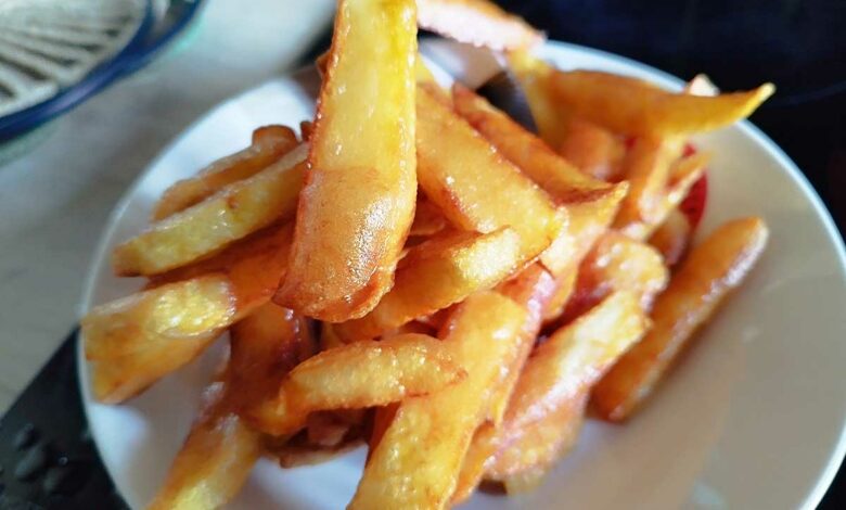 Des frites dorées.