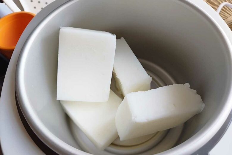 Des blocs de graisse de bœuf.