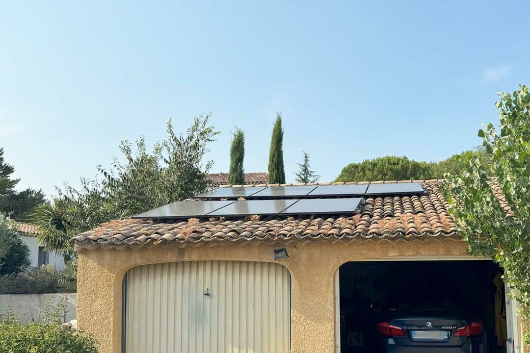 Des panneaux solaires sur une toiture.