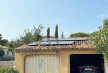 Des panneaux solaires sur une toiture.