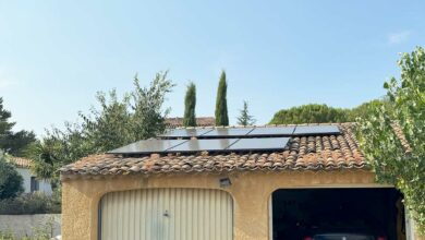 Des panneaux solaires sur une toiture.